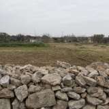 L�arteria delimitata da un muretto a secco fiancheggia campi coltivati...